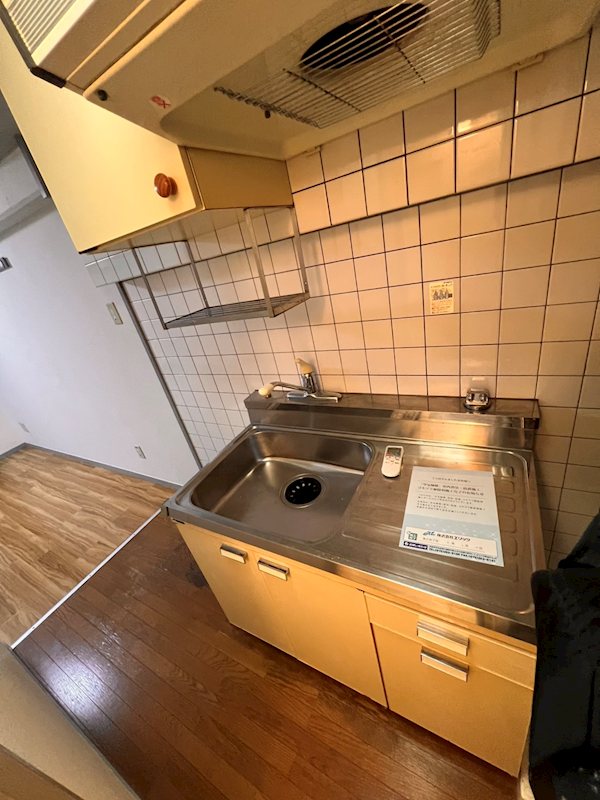 キッチン　※参考写真(606号室、同系統、床は異なります)