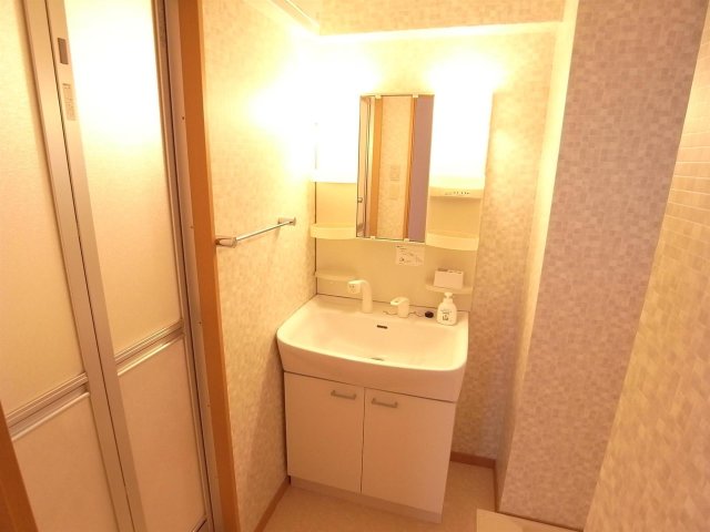 洗面設備　ゆったりとスペースのある洗面所