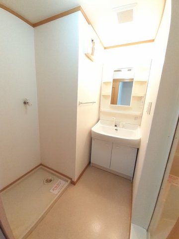 洗面設備　ゆったりとスペースのある洗面所