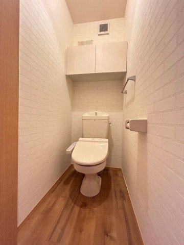 トイレ　別号室の写真です。ご参考までに