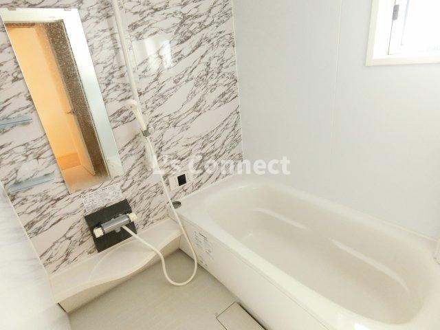 バス・シャワールーム　足を伸ばして入れる１坪浴室。追焚き機能付きです。