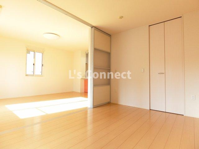 その他　６帖の洋室は寝室として使えます。