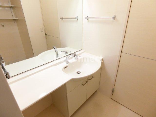 洗面設備　独立洗面台もゆとりのスペース。