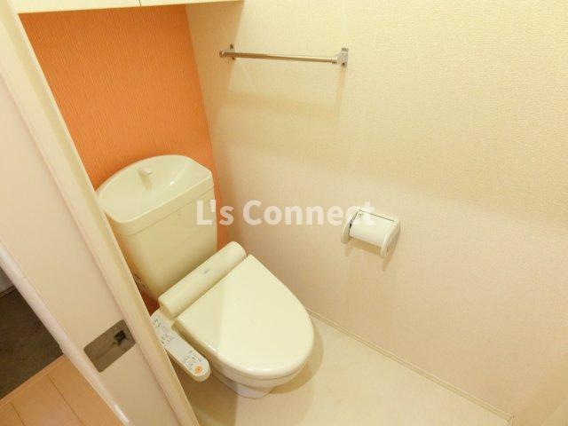 トイレ　温水洗浄便座付きのトイレ。