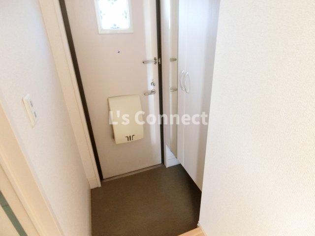 玄関　背の高い下駄箱には鏡付きで身だしなみチェック。