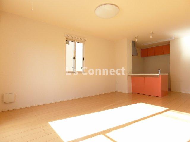 居室・リビング　１３．５帖のＬＤＫ。角部屋で２面に窓があります。