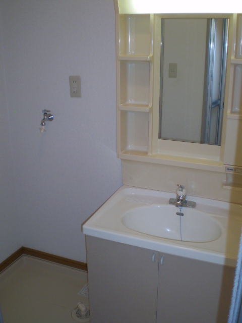 洗面設備　独立洗面化粧台・屋内洗濯機置場完備