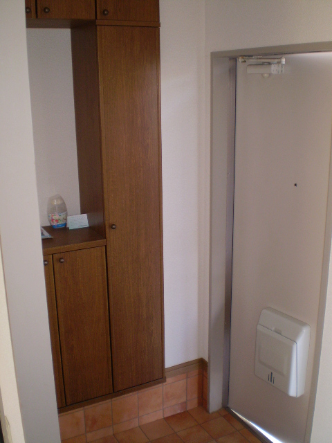 玄関　天井高シューズボックス・小物収納棚あり