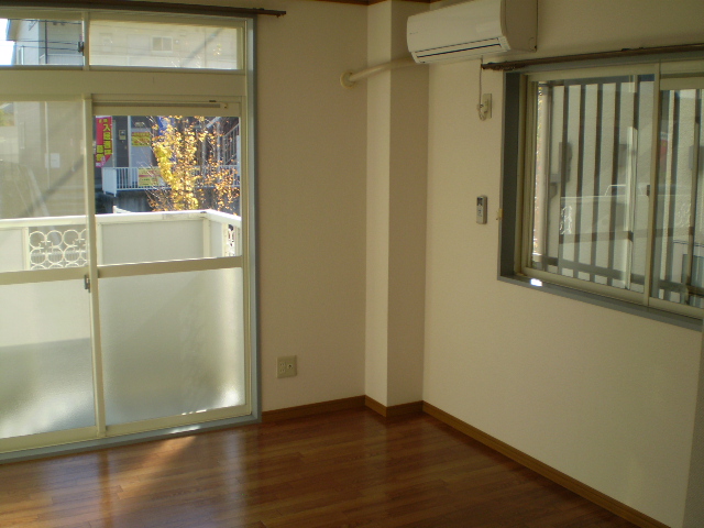 居室・リビング　南面居室（洋室・５．５畳）・エアコン完備