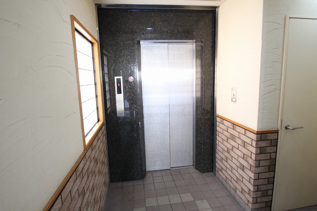 エントランス　エレベーターです。