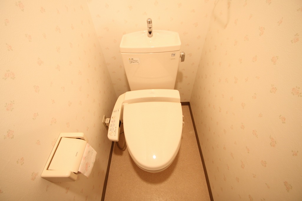 トイレ　シャワー付トイレです。