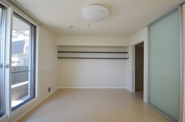 居室・リビング　同物件別室