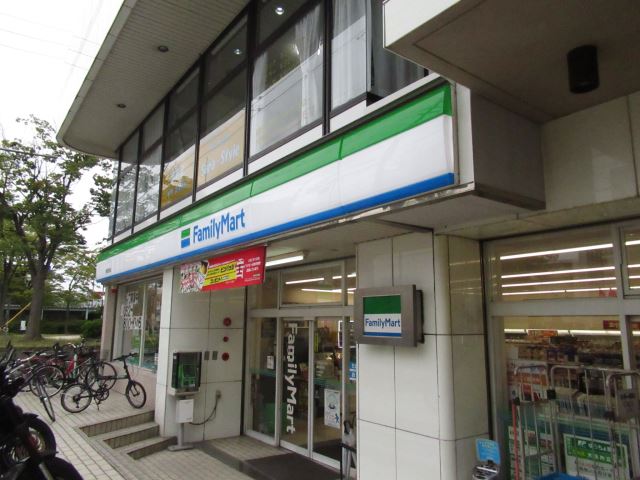 コンビニ　ファミリーマート（コンビニ）まで150m