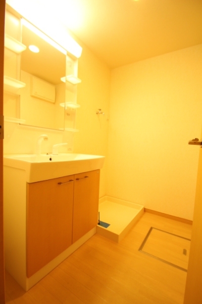 洗面設備　※同物件別号室写真となります。