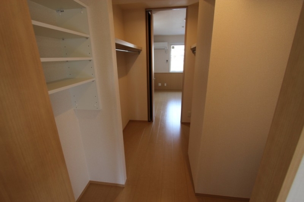 収納　ウォークスルークロゼットでたっぷり収納♪