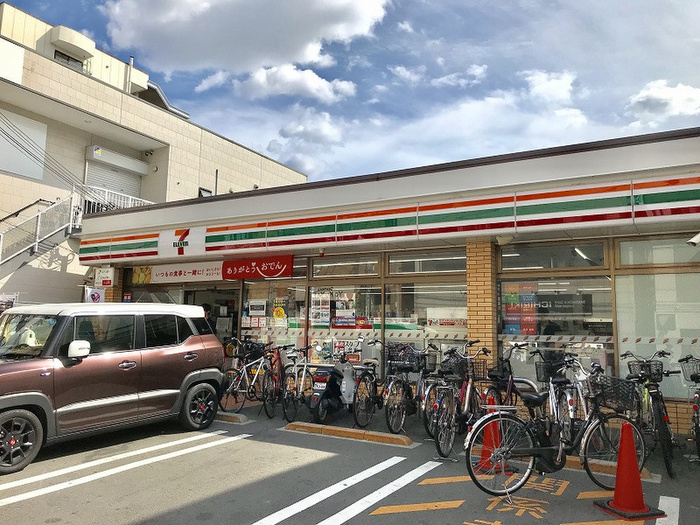 コンビニ　セブンイレブン関大前店（コンビニ）まで400m