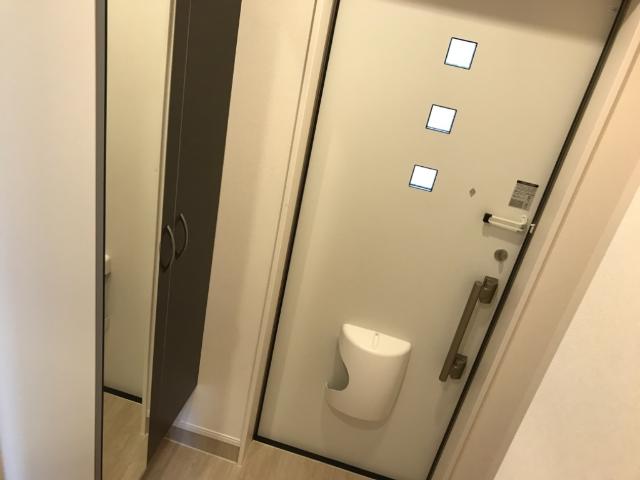 玄関　姿見付きの下駄箱