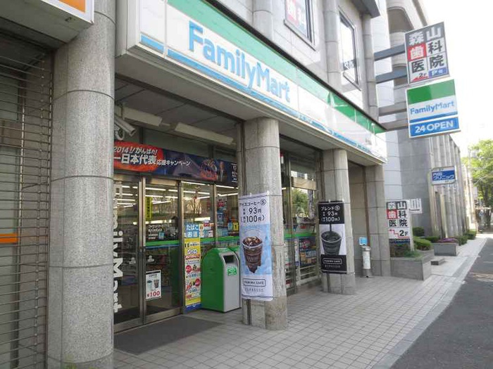 コンビニ　ファミリーマート（コンビニ）まで700m