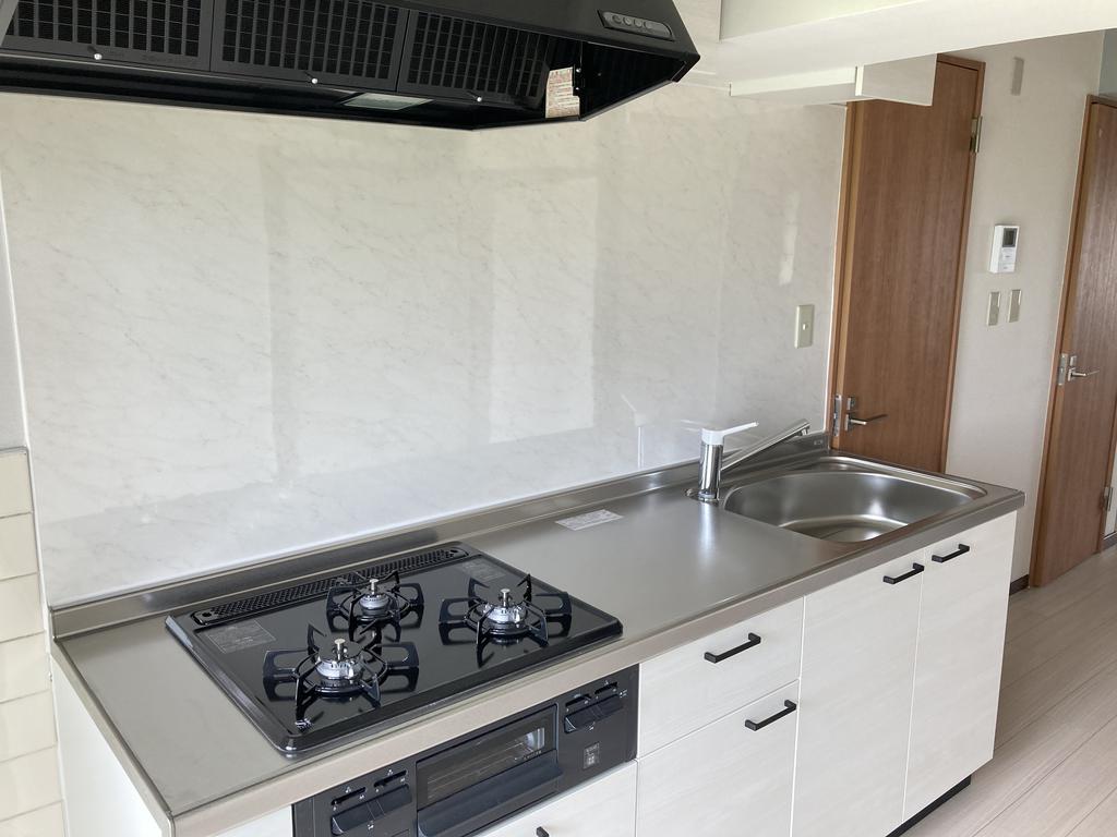 キッチン　3口コンロ付のシステムキッチン新品です