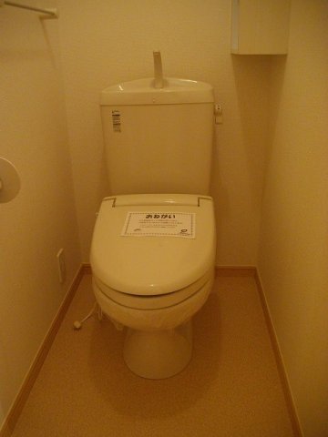 トイレ　落ち着いた色調のトイレです