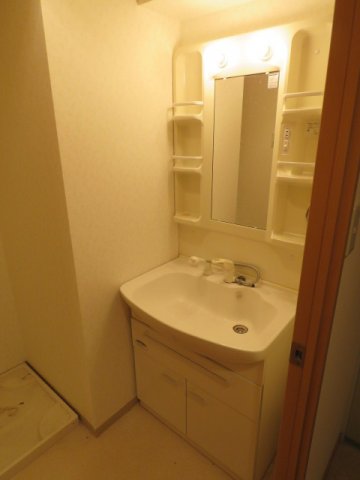 洗面設備　独立洗面台、朝の身支度には欠かせません