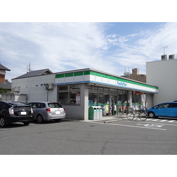 コンビニ　ファミリーマート津新町店（コンビニ）まで1111m