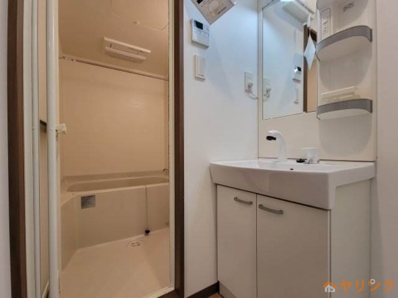 洗面設備　写真は同タイプ反転の間取りです