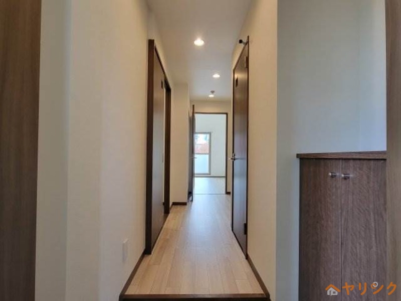 玄関　写真は同タイプ反転の間取りです