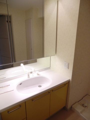 洗面設備　３面鏡付きシャンプードレッサー