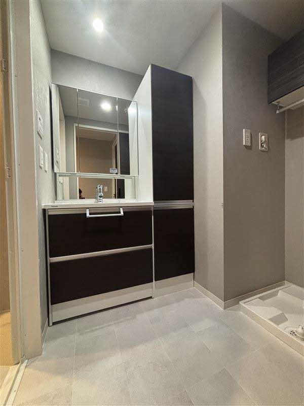 その他部屋・スペース　清潔感あふれる洗面台で、化粧品や洗面用具をすっきりと収納で…