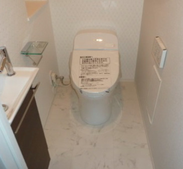 トイレ　落ち着いた色調のトイレです