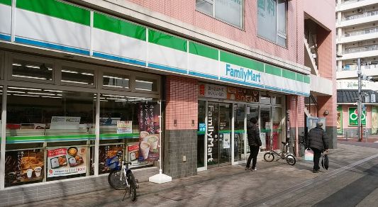 コンビニ　ファミリーマート南千住八丁目店（コンビニ）まで402m