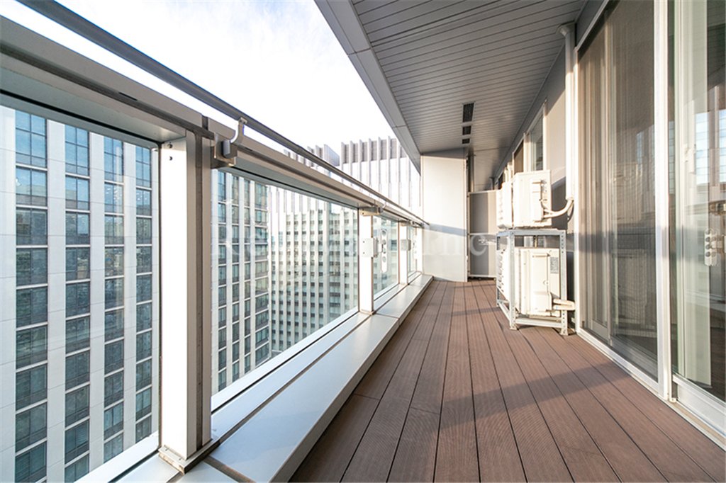 バルコニー　明るいバルコニーでございます