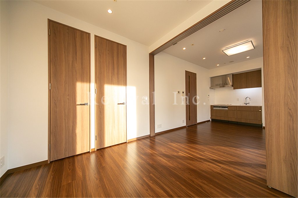 居室・リビング　床暖房完備の開放感あるリビングでございます