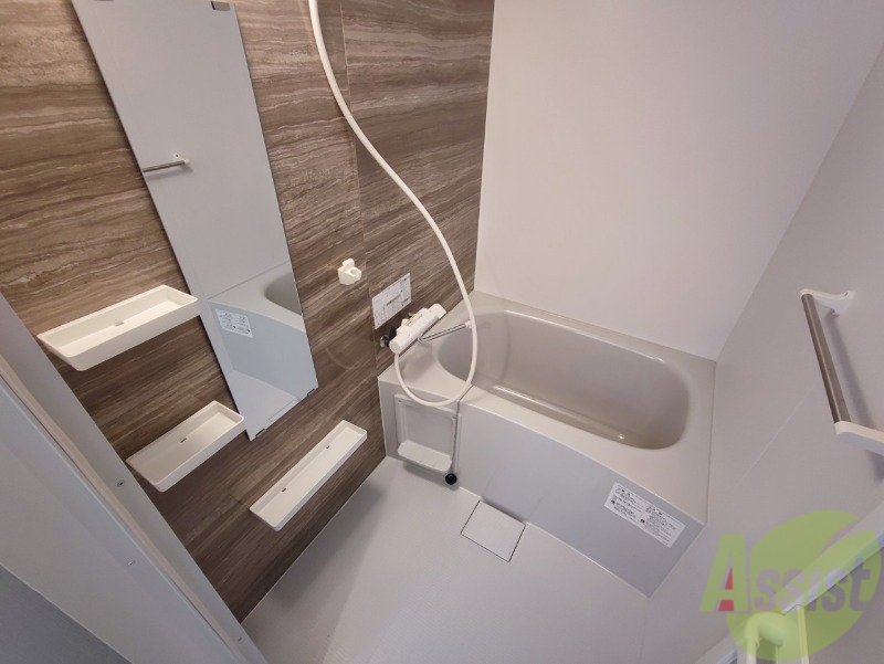 バス・シャワールーム　バスルームは狭すぎず、シャワーも浴びやすそうです。