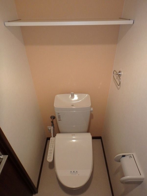 トイレ　落ち着いた色調のトイレです