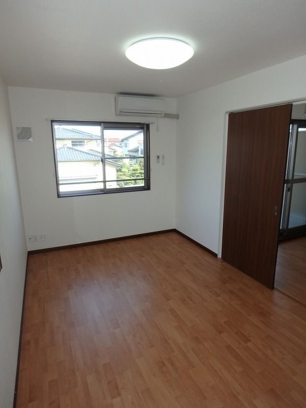 居室・リビング　こちらのリビングで趣味の時間をお楽しみください