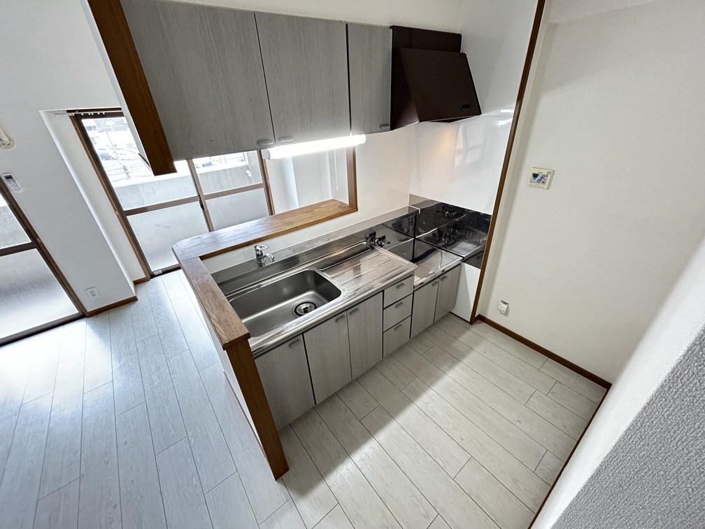 キッチン　写真は同物件の別号室、現況優先