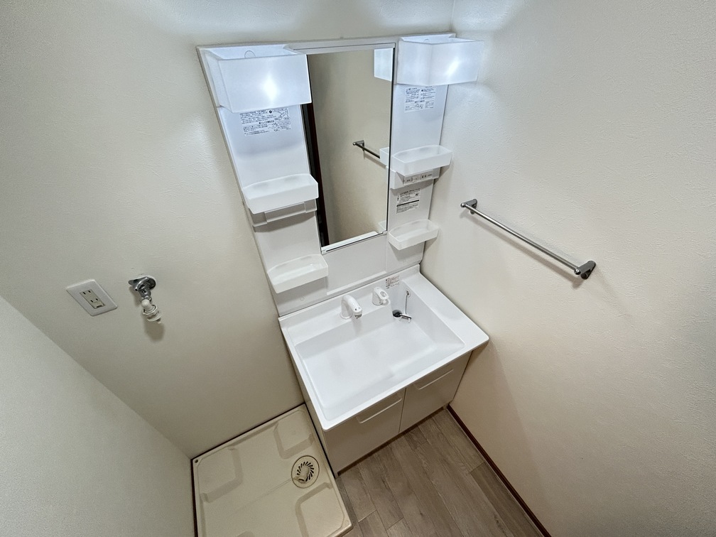 洗面設備　写真は同物件の別号室、現況優先