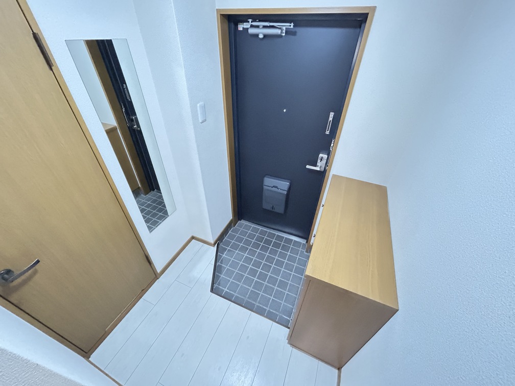 玄関　写真は同物件の別号室、現況優先