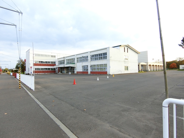 小学校　江別市立東野幌小学校（小学校）まで609m