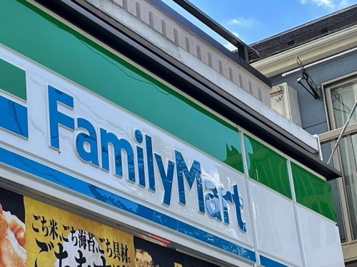 コンビニ　ファミリーマート 大岡三丁目店（コンビニ）まで464m
