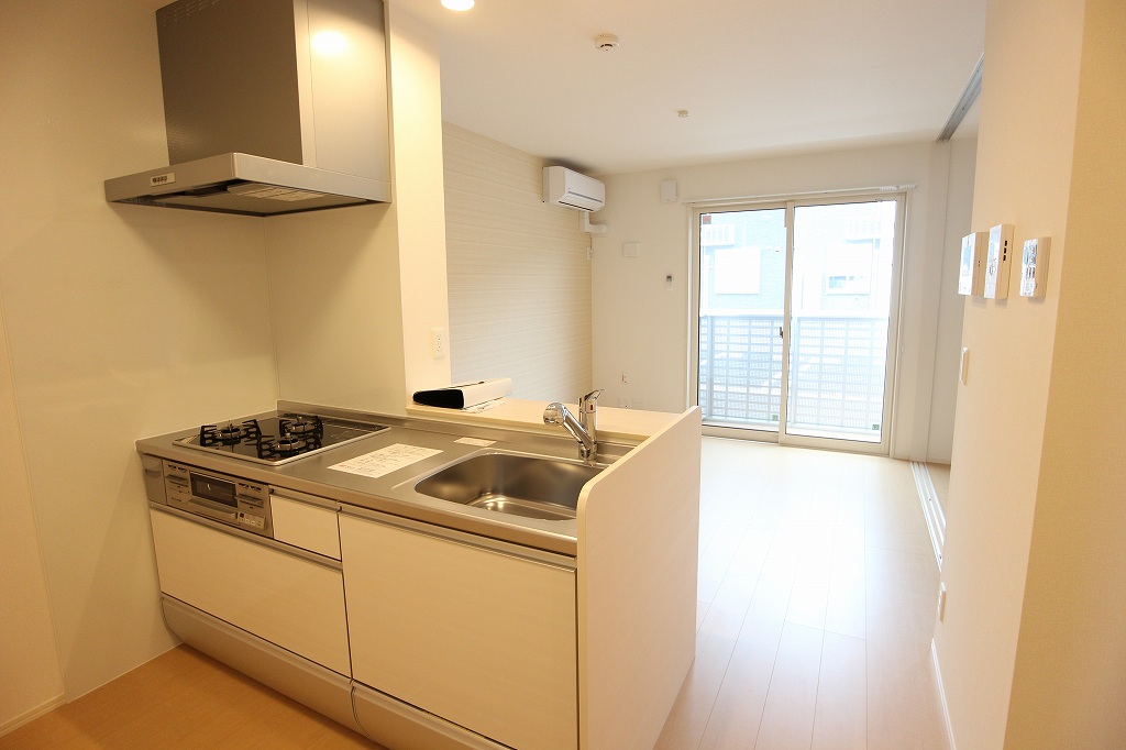 その他　キッチンからリビングが見渡せます。