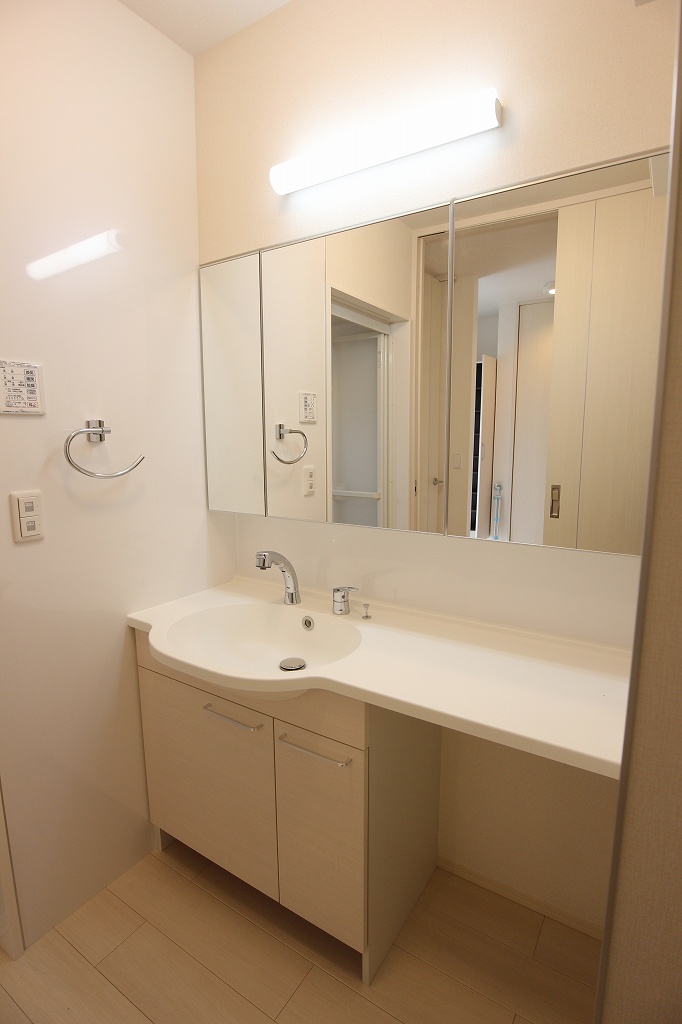 洗面設備　ドレッサーとしても使用できる大型タイプ。