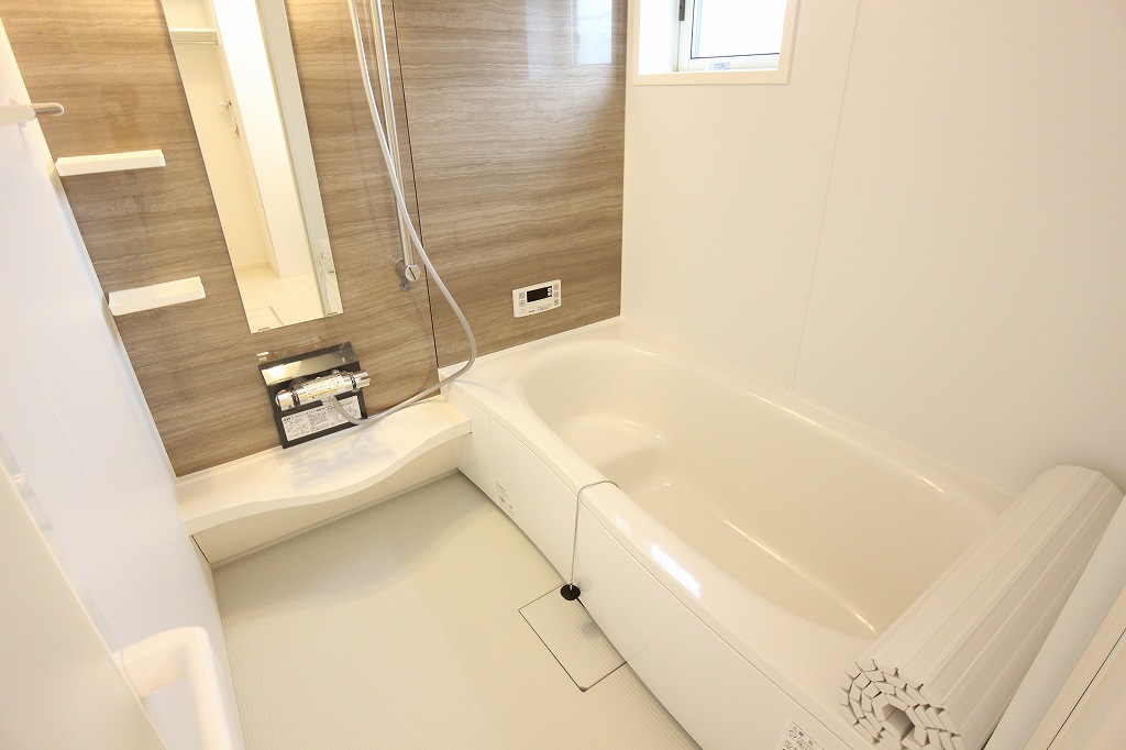 バス・シャワールーム　浴室は広々一坪タイプでゆっくり入浴できます。