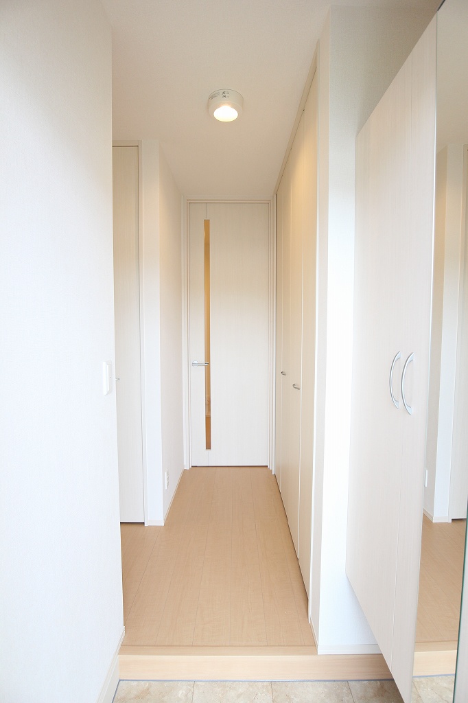 玄関　ホワイト調の内装で明るく見えます。
