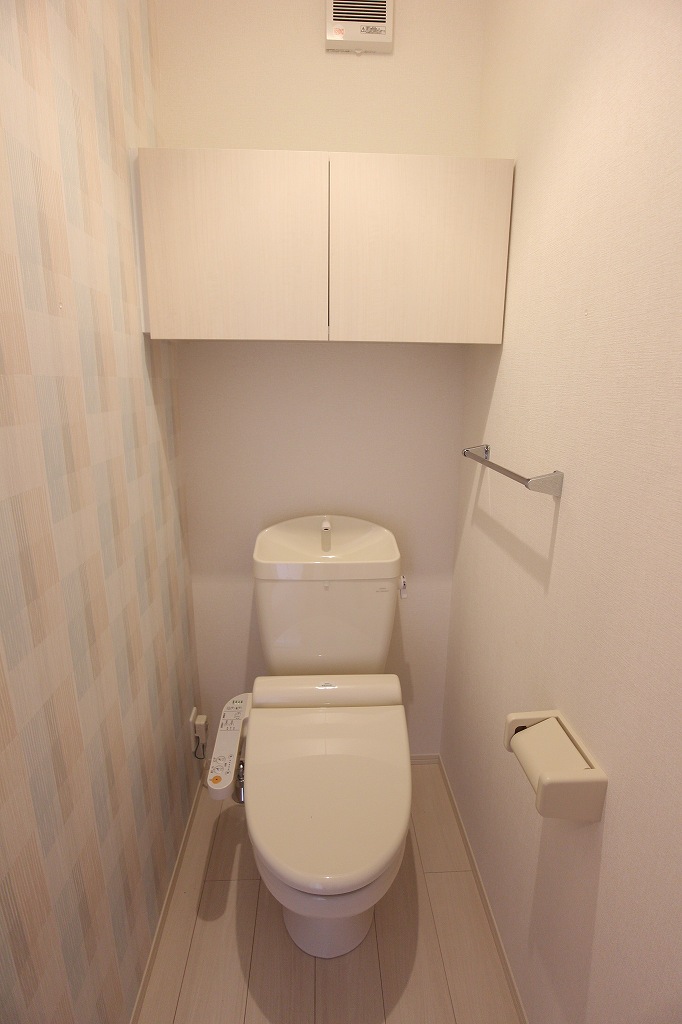 トイレ　温水洗浄便座・収納棚付きのトイレ。