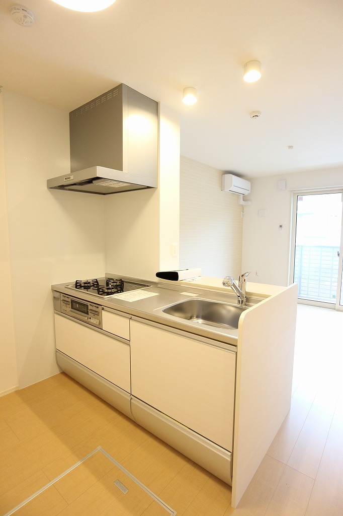 キッチン　3口コンロのシステムキッチン。