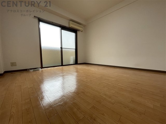 居室・リビング　エアコン付きで快適に過ごせます♪