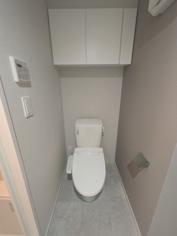 トイレ　落ち着いた色調のトイレです